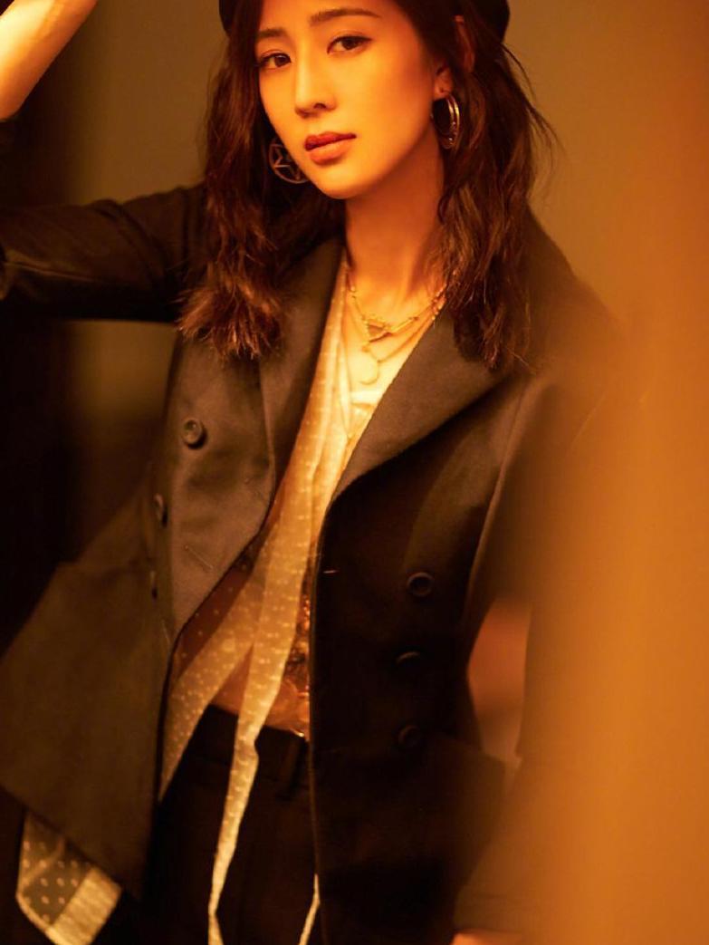 张钧甯真会穿, 交叉露肩上衣配阔腿裤, 造型风格越来越百变!