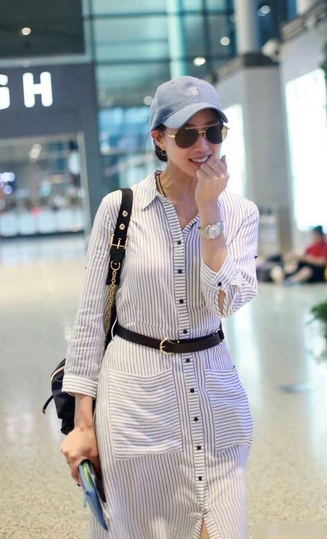 当27岁李沁和35岁张钧甯同穿衬衫裙，网友：胯宽真尴尬