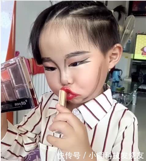 3岁女孩独自化妆，化妆完成后，众人感到不可思议