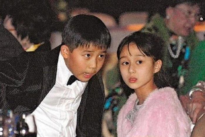 『何超欣』爸爸比自己老78岁,一出生就身家上百亿,如今19岁颜值超高