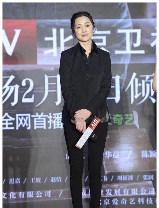  「服饰」她是张若昀的继母，出道即巅峰，如今52岁依旧有韵味