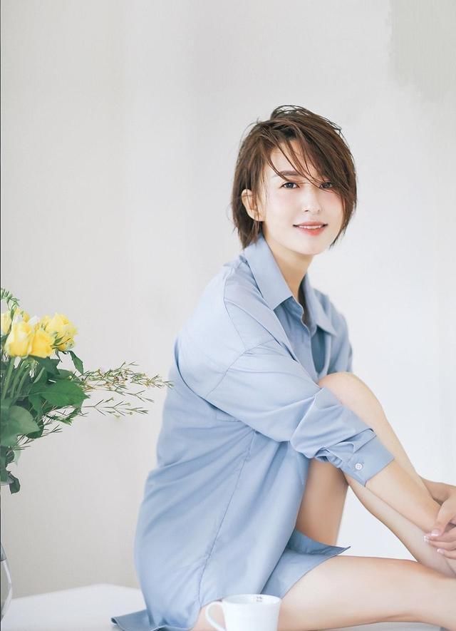  「气质」张蕾 罕见写真，只穿淡蓝色衬衫凹造型，凌乱短发气质惊艳太撩人