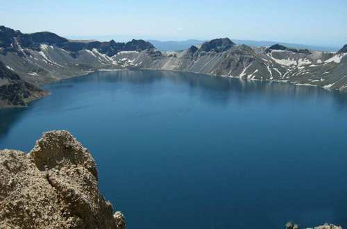 广西拥有唯一的天池湖，在高68米山上，水深10米，终年不干涸