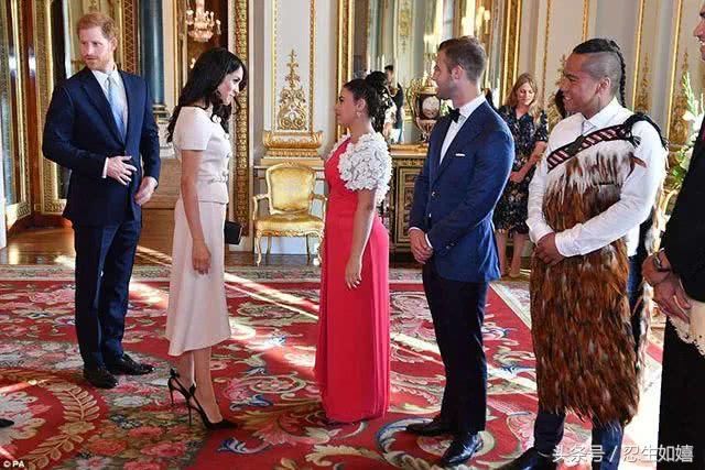 梅根换了个新发型，画风越来越向凯特王妃看齐，然而还是被挑刺