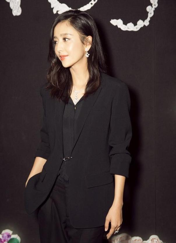 佟丽娅和叶一茜同是34岁，同穿黑西装却一个是女神一个似路人！