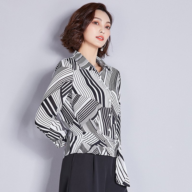 街头一男的紧紧抱着女友不分开，看见女人身上的衣服，路人一跳