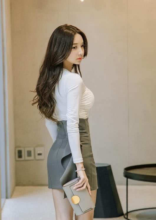 街拍：美丽时尚白皙的小姐姐，穿着个性很动人！