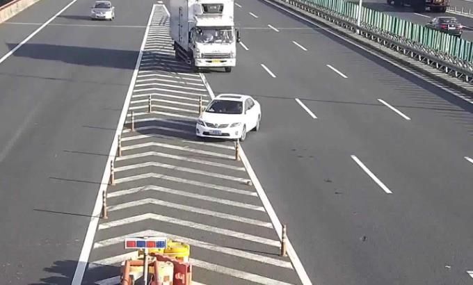  转向灯|高速超车，车在超速车道还用不用打左转向灯？交警：注意