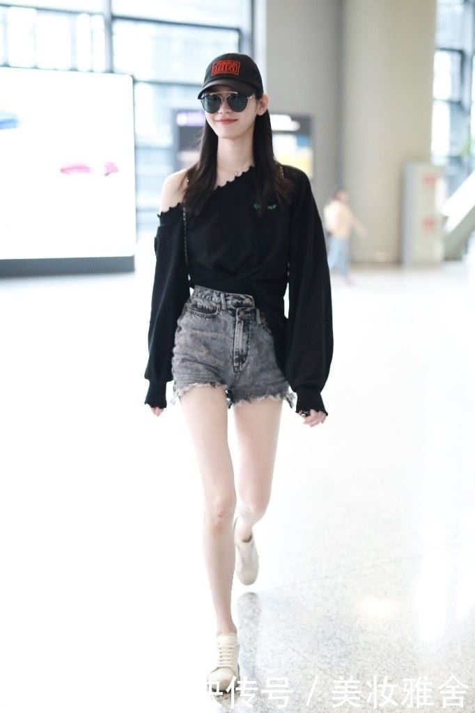 100斤不到的奚梦瑶穿运动裤现身，裤管还能再装下一个人！