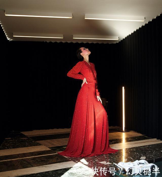 『红色』她以05《超女》亚军出道,一袭红色亮闪长裙,妆容太抢镜