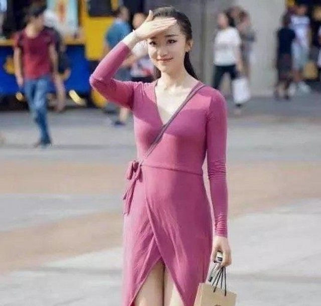  气质|路人街拍:图三小姐姐黑色上衣搭配黑色裙子,简约时尚又气质!