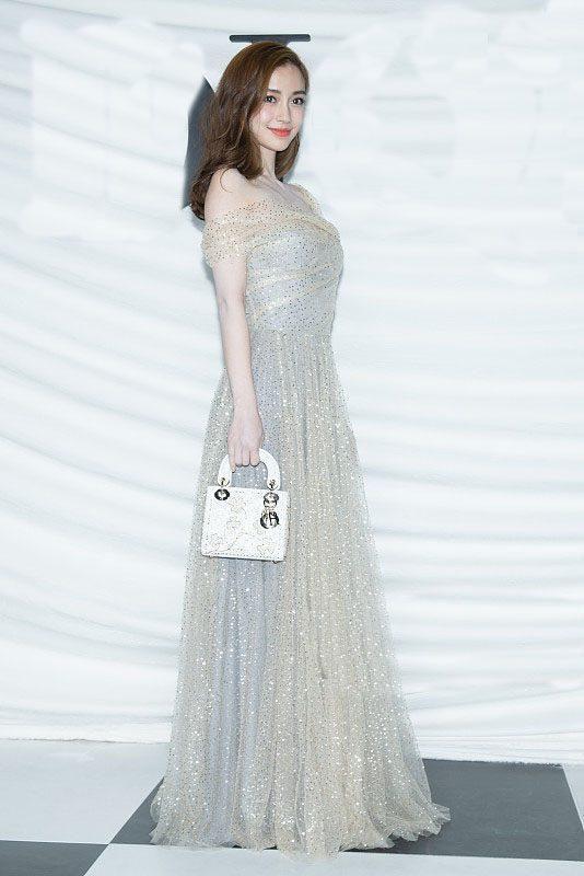 baby真够猛的! 穿的波点连衣裙都没能遮住 网友: 难怪一直捂着!