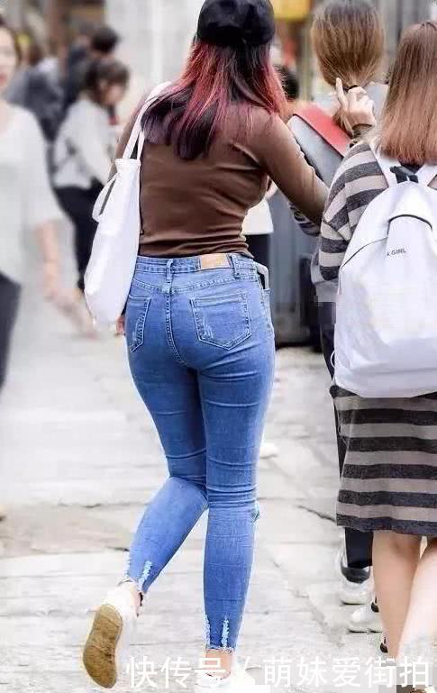 街头上穿着牛仔裤的美女，你觉得谁更美丽