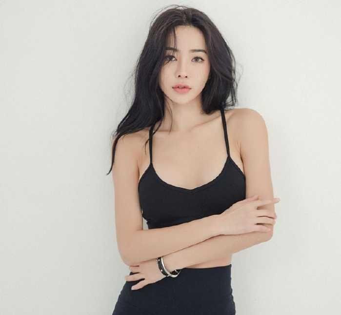 黑色吊带小姐姐前凸后翘，尽显好身材，大长腿也是十分吸睛!