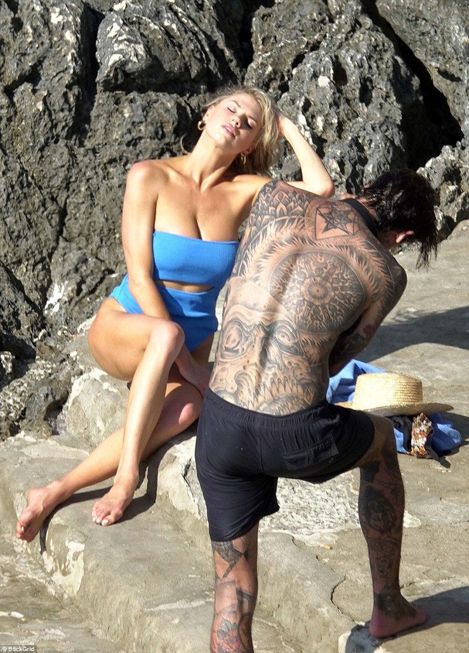 90后嫩模与男友意大利出海 傲人“胸”器美腿 放性感大招