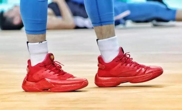 郭艾伦cba全明星球鞋