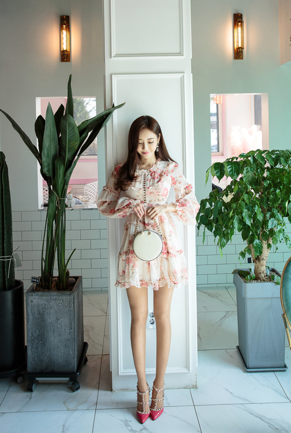 女神孙允珠，鸢红斛叶法兰西花亭层叠洋裙