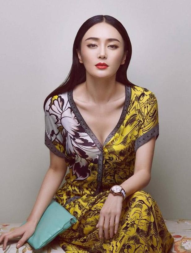 秦岚的性感性感迷人照，图一高贵典雅，最后一张看了移不开眼睛！