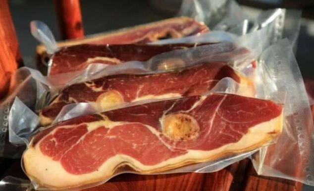  [猪肉]农村下崽的老母猪，老后该怎么处理？老农：自己饿死都不