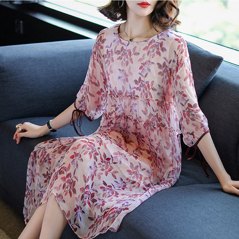 越来越多的女人，不喜欢穿裤子，这样穿凉快又高雅