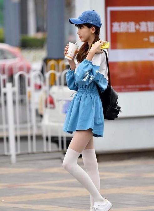 多姿|街拍:青春气息洋溢的美女,多姿的身段,走在街头靓丽抢眼