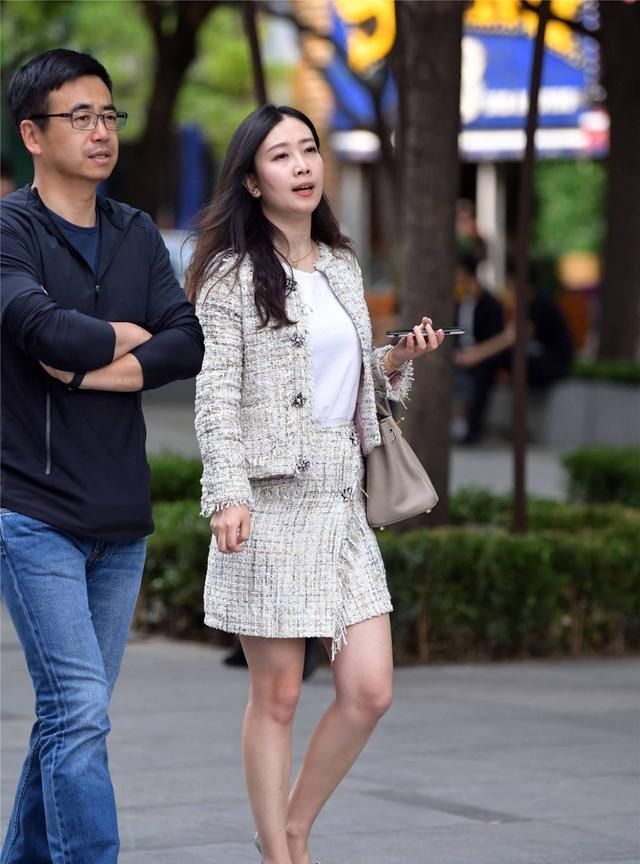  『夏季』夏季的短裙，有人搭配高跟鞋，有人搭配平底鞋，你有什么搭配想法