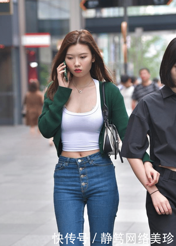 『却是』我拍她,她拍我,可是我的重点却是性感的她
