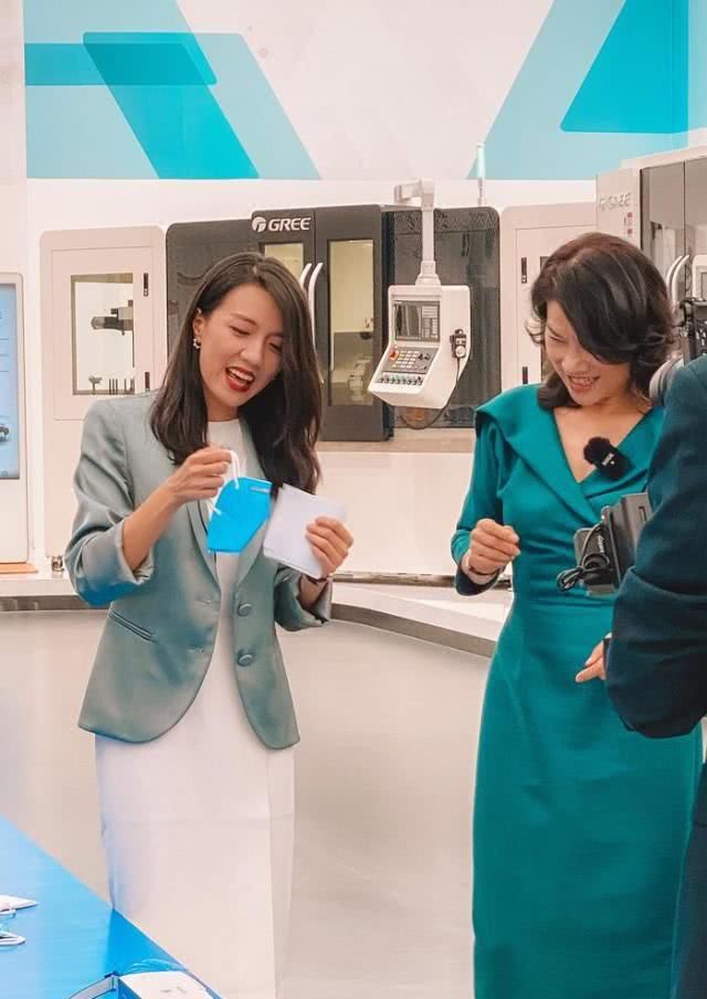  「风范」董明珠太会穿，一袭V领连衣裙优雅大方，真有女企业家的风范