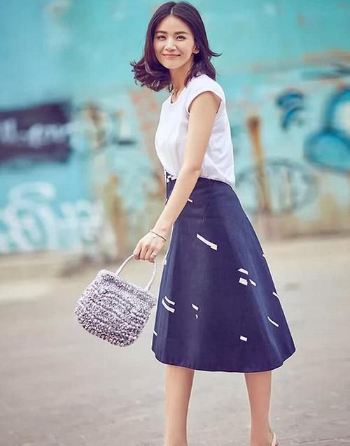  『女人』女人奔五先别急着穿“妈妈装”，换上这4种衣服，优雅减龄还时髦