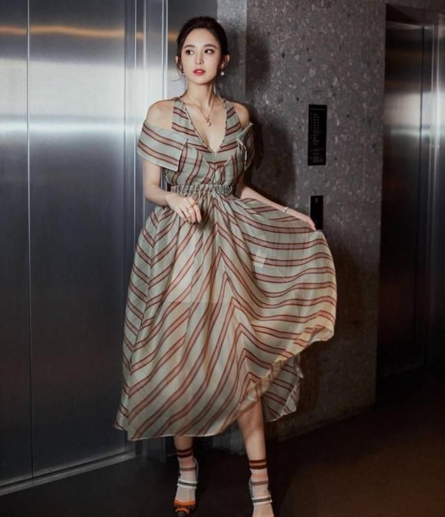 古力娜扎真是把露肩上衣穿出了新高度，网友：脖子捂出汗了吧！