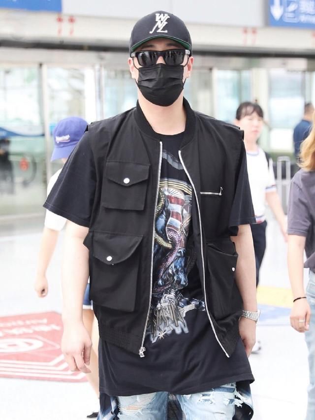 潘玮柏穿错衣服，后面还拖了件衬衫，网友：腿去哪儿了？