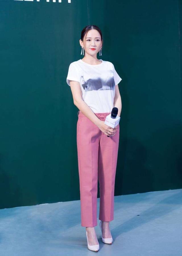 陈乔恩胆真肥，为了秀腿整条半身裙都是薄纱，网友:一般人不敢穿