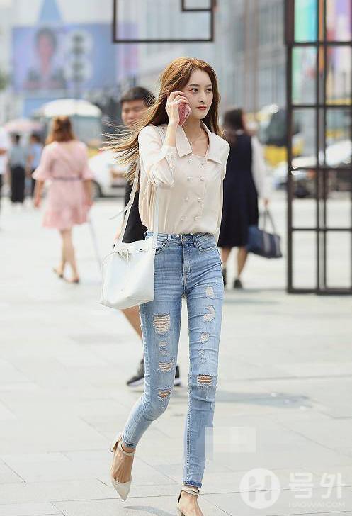 穿牛仔裤去逛街的小姐姐们，增加青春活力的魅力身姿