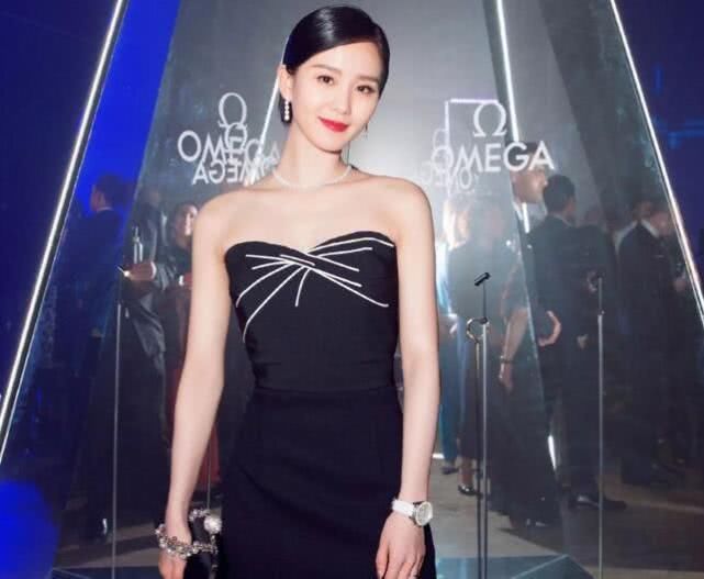 一字抹胸裙虽美但很难驾驭，杨幂刘亦菲一穿上就暴露了身材缺点