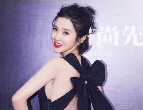 本以为唐艺昕穿“最保守”裙子出门，转身后张若昀都害羞了！