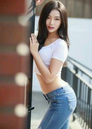 混搭也很时尚的牛仔裤美女,获得了路人赞许的目光!