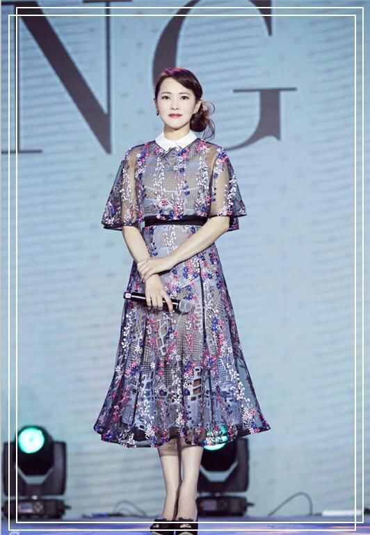 伊能静真能装!49岁穿19岁小姑娘衣服,网友直呼:完全换了一个人