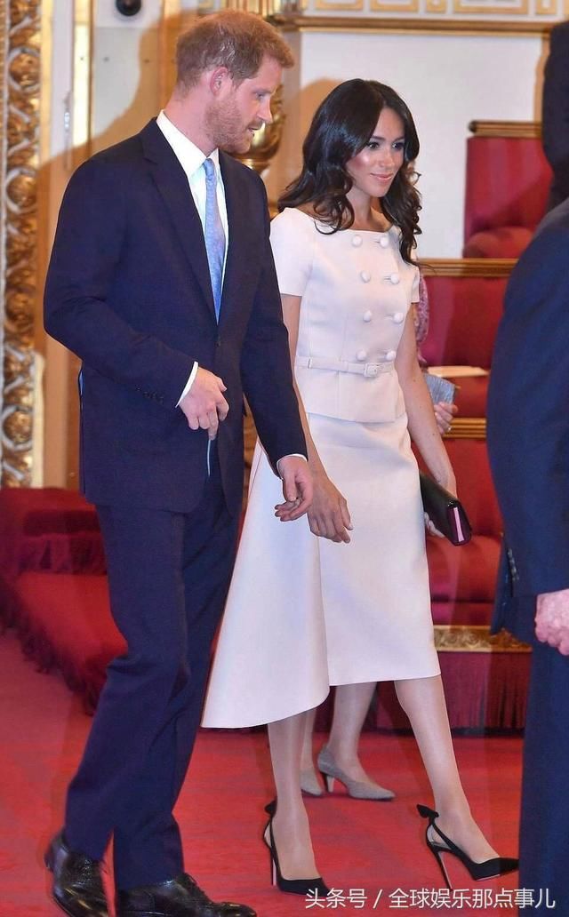 新王妃梅根穿亮黄色铅笔裙亮相，要是凯特王妃在，可能还是会输