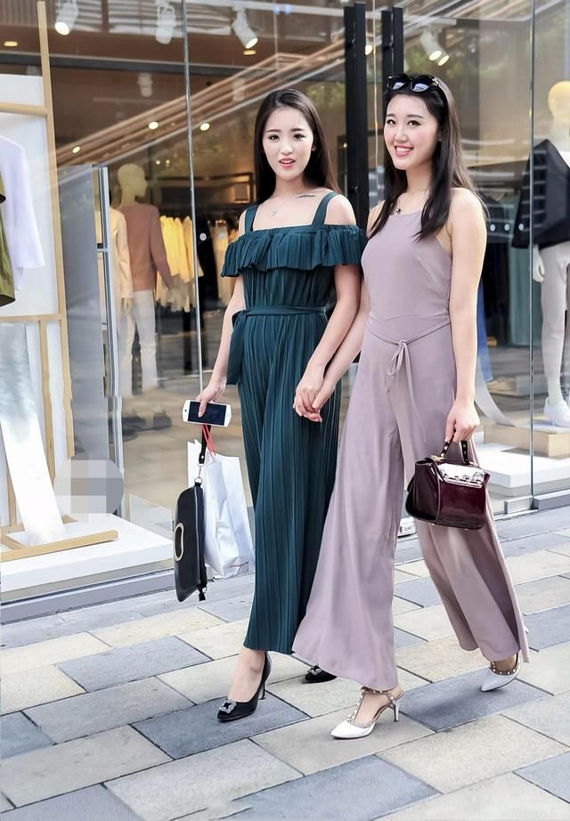 路人街拍，蓝色连衣短裙这样搭很迷人，而且衬得肤色更加白皙