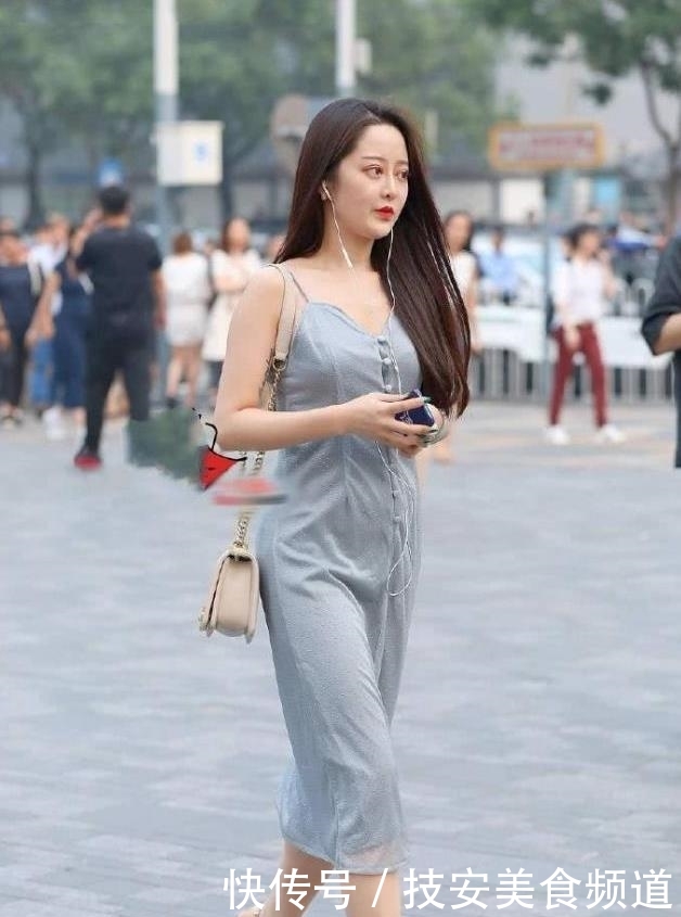 【美女】美女街拍身材曼妙的小姐姐,紧身裙的穿搭,美得更青春