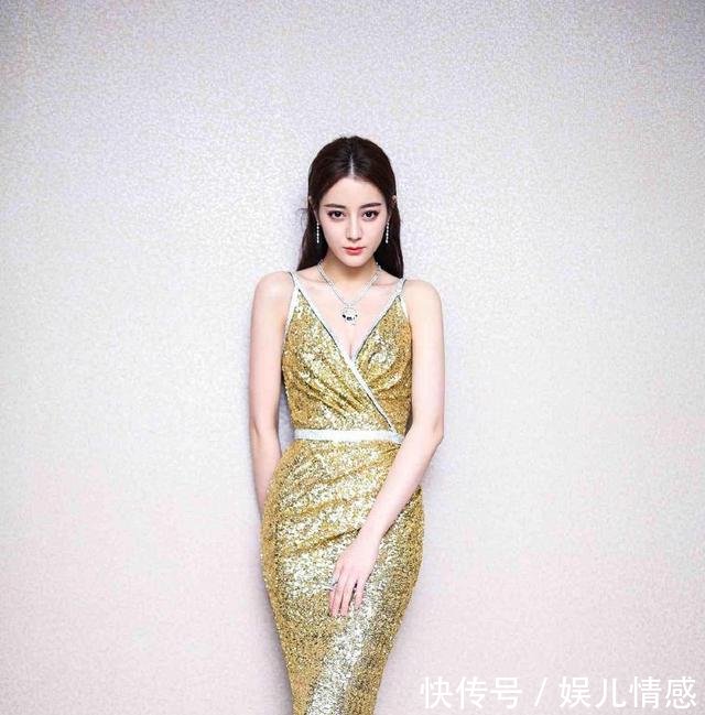 迪丽热巴一身长裙显性感，身材简直完美，五官还精致美艳！