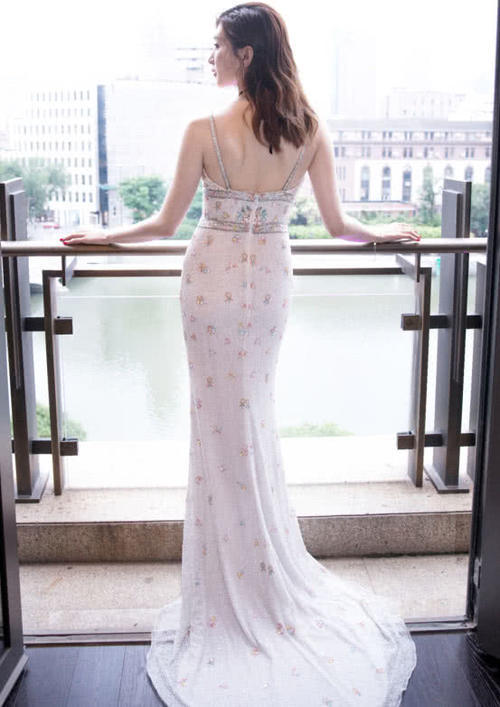 江疏影撞脸杜鹃?一身水钻深V裙包裹,好一个“蛇蝎美人”!