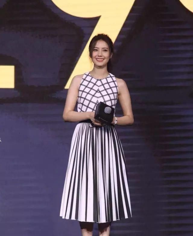  #金属质感#一条百褶裙就能办到的优雅温婉，你怎么还没穿？