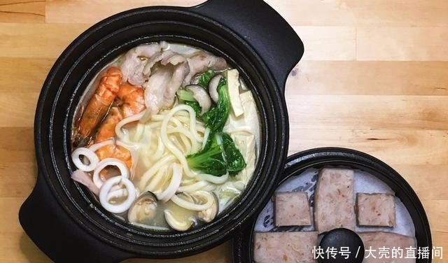 『海鲜』宅在家中吃美食:中式海鲜锅乌龙面+蒸芋头糕