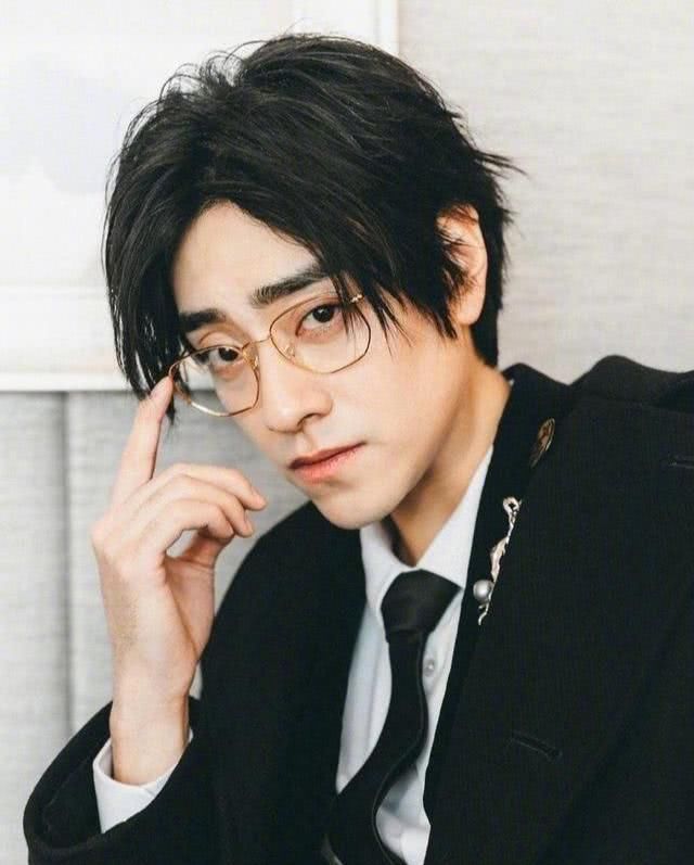 『搞定』男星写真集都离不开的饰品！一个眼镜框，搞定你所有的搭配