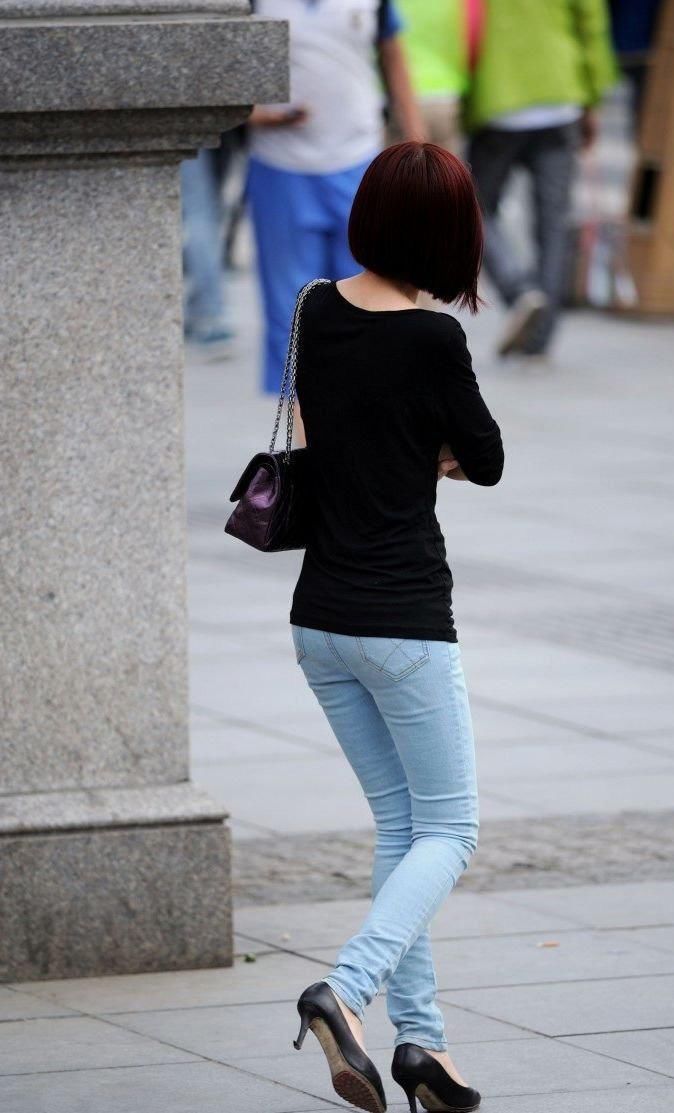 广场街拍:牛仔裤高挑身材美女，走路都带风