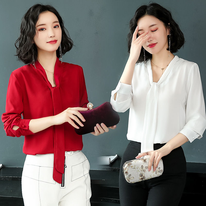 45岁的小姨，打扮的真美嫩!穿这样“小衫配白裤”，洋气显年轻