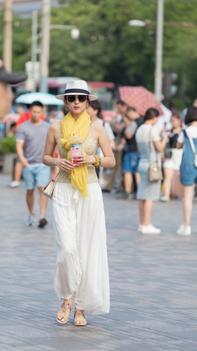 街拍路人,选对一套应季的穿搭,让你轻松美成女神