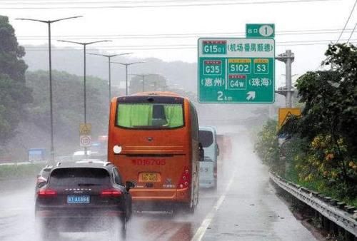  #高速#号称中国最赚钱的高速公路，日均收入870万，每天通行车辆