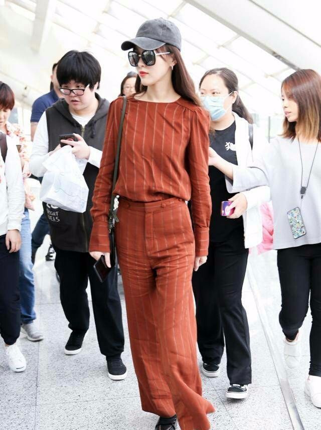 看到生过孩子佟丽娅的腿，唐嫣都得靠边站！这才是真正的漫画腿！